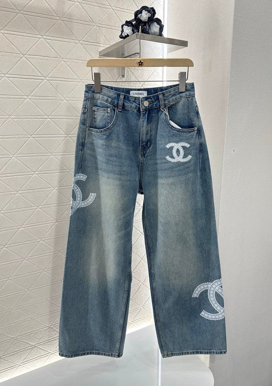 25 Lace-embroidered denim trousers